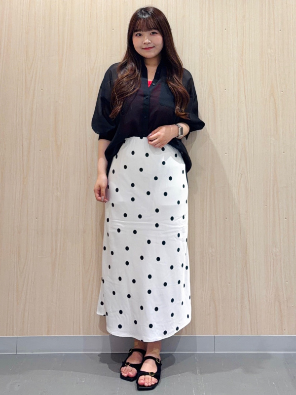 Textured Shirt/HalfSlv、Satin Dot Flared Skirt」的穿搭靈感｜GU