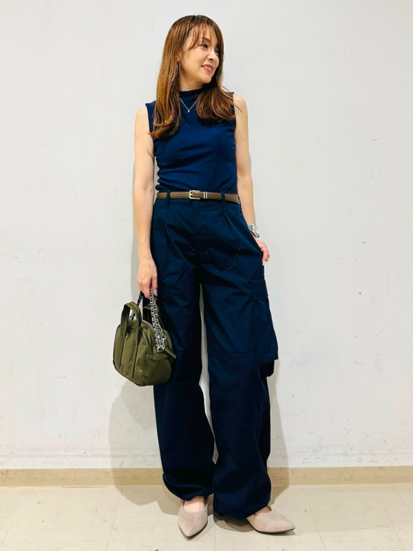 Soft Sheer Henley Neck T-Shirt/OS、Square Buckle Belt/PF」的穿搭