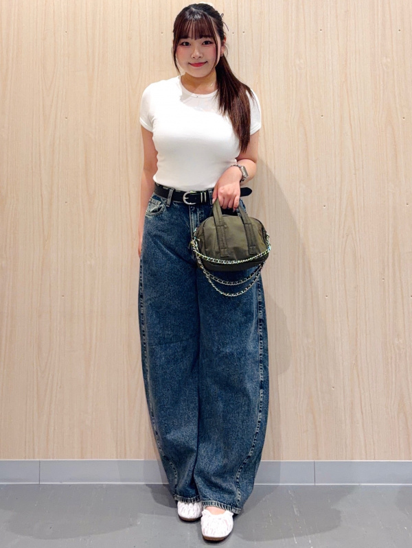 Puffy Touch Knit Crew Neck Sweater/CL、3D Barrel Jeans/UL」的穿搭