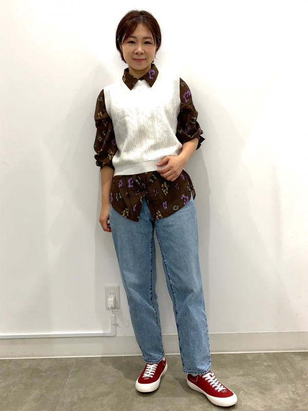 素敵な組み合わせ Crew Neck Sweater/Sleeveless/ST、Color Canvas Sneakers/PF」的穿搭