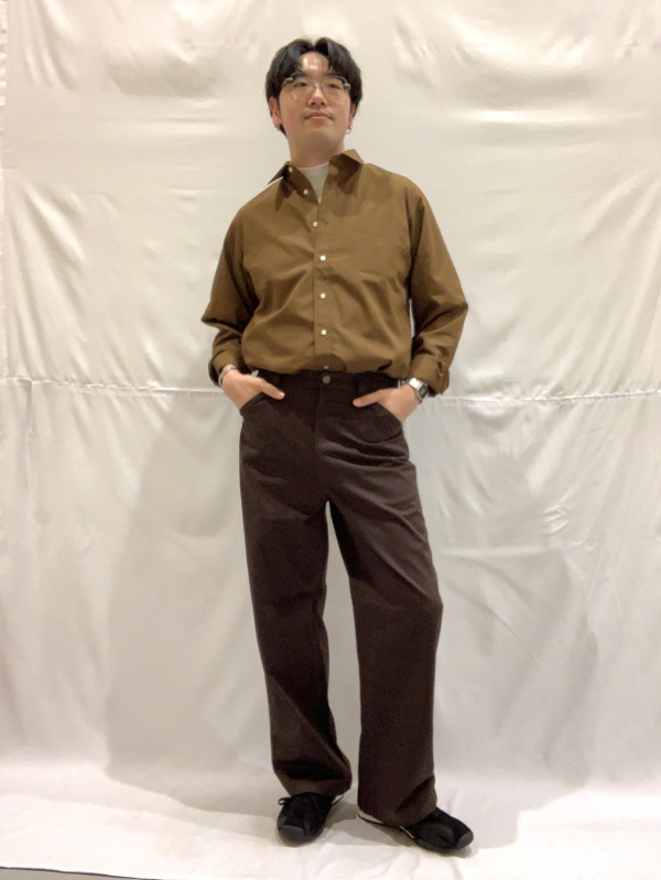 Super Wide Jeans/PF、Nylon Combination Flat Sole Sneakers/ST」的穿