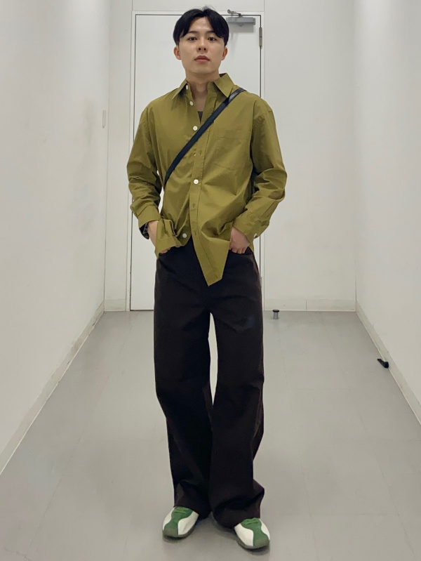 Super Wide Jeans/PF、Nylon Combination Flat Sole Sneakers/ST」的穿