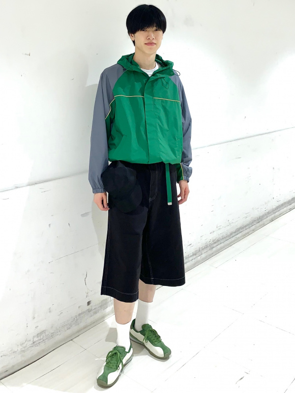 Super Wide Jeans/PF、Nylon Combination Flat Sole Sneakers/ST」的穿