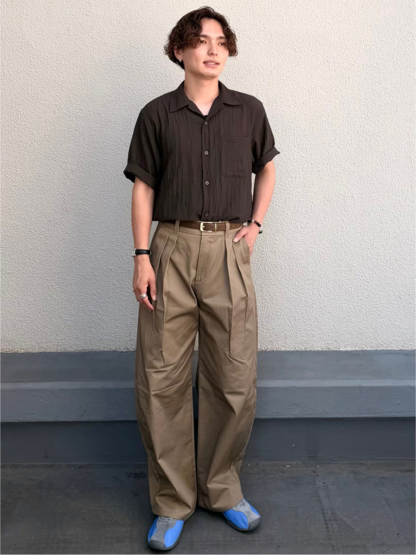 Super Wide Jeans/PF、Nylon Combination Flat Sole Sneakers/ST」的穿