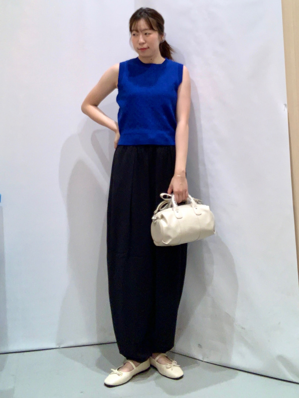 Crew Neck Sweater/Sleeveless/ST、Color Canvas Sneakers/PF」的穿搭