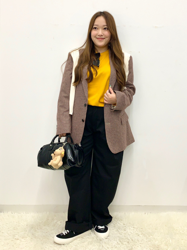 Crew Neck Sweater/Sleeveless/ST、Color Canvas Sneakers/PF」的穿搭