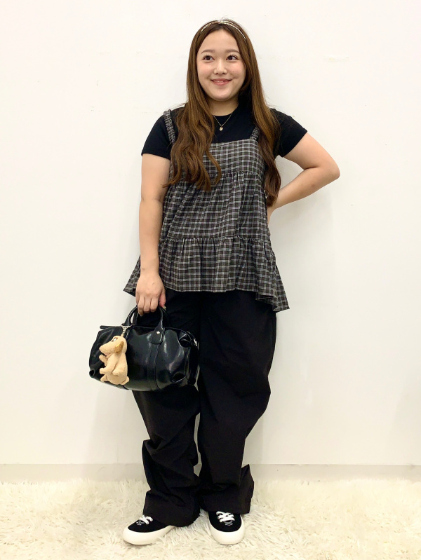 Crew Neck Sweater/Sleeveless/ST、Color Canvas Sneakers/PF」的穿搭