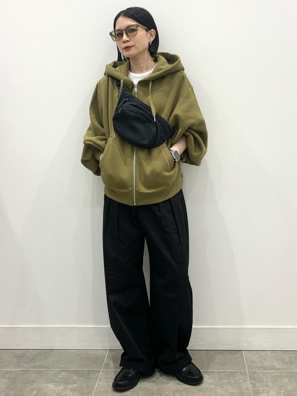 Puffy Touch Knit Crew Neck Sweater/CL、3D Barrel Jeans/UL」的穿搭