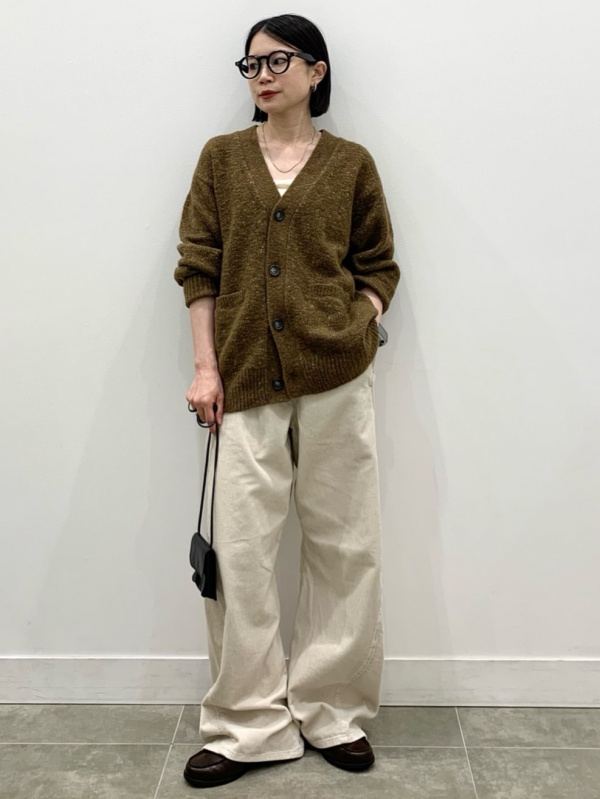 アゼハーフジップセーターUL、クロップドシャツULのコーディネート