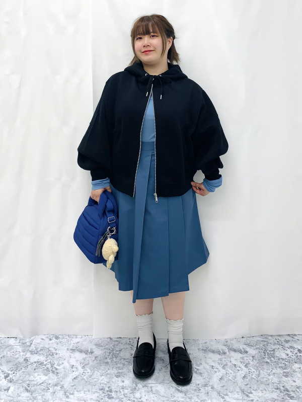 Puffy Touch Knit Crew Neck Sweater/CL、3D Barrel Jeans/UL」的穿搭