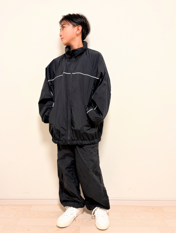 KIDS キャロットパンツ、ふかふかスニーカーのコーディネート・着用