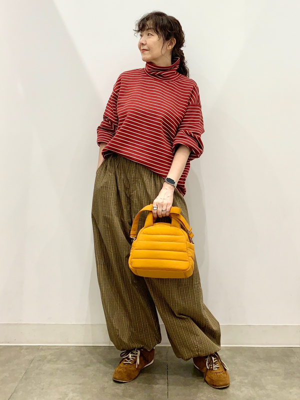 Puffy Touch Knit Crew Neck Sweater/CL、3D Barrel Jeans/UL」的穿搭