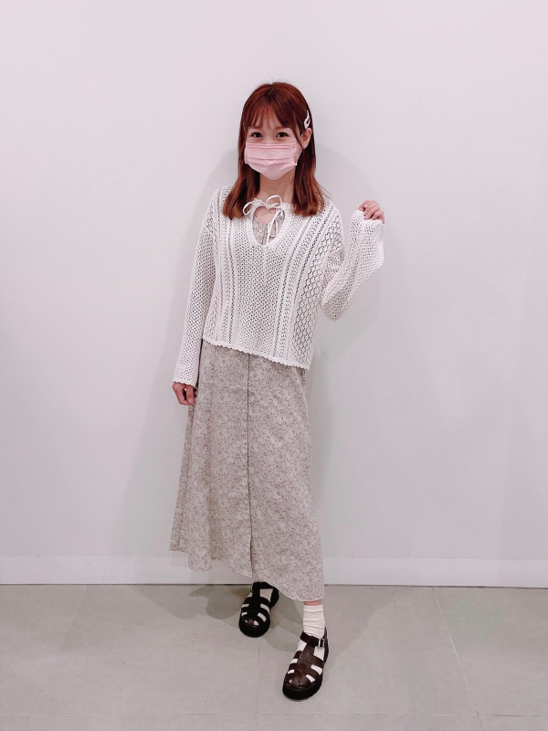 フラワーVネックフレアスリーブワンピース(半袖)（レディース）の着用