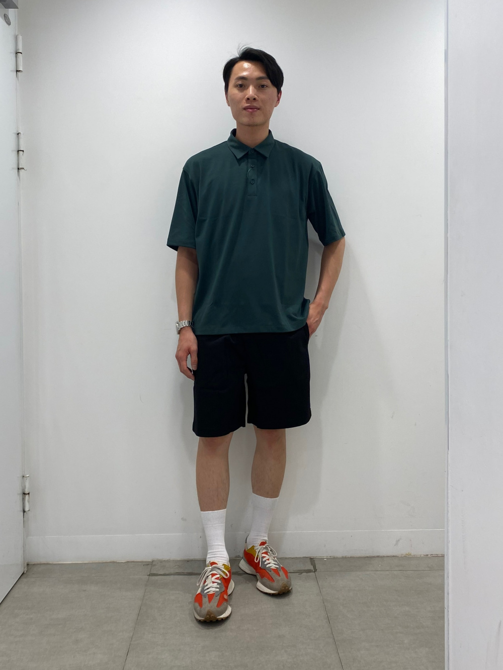 リネンブレンドキャミソール+E、シアーT(半袖)」の着用