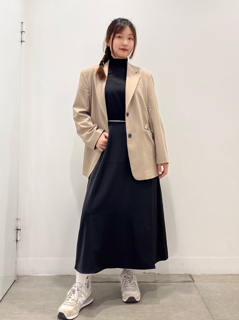 BURBERRY スモッキング ワンピース カーディガン セットアップ カーディガンセットワンピース(長袖)、チェーンベルト」の着用