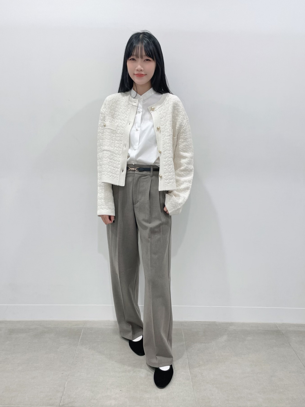 パールボタンブラウス(長袖)、ライトデニムワイドパンツ(丈標準