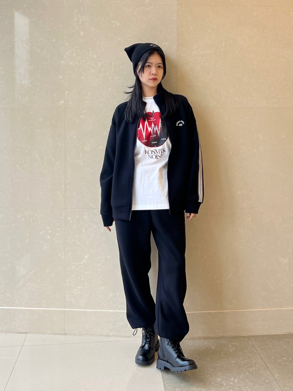 トラックパンツ UNDERCOVER、トラックジャケット UNDERCOVER」の着用