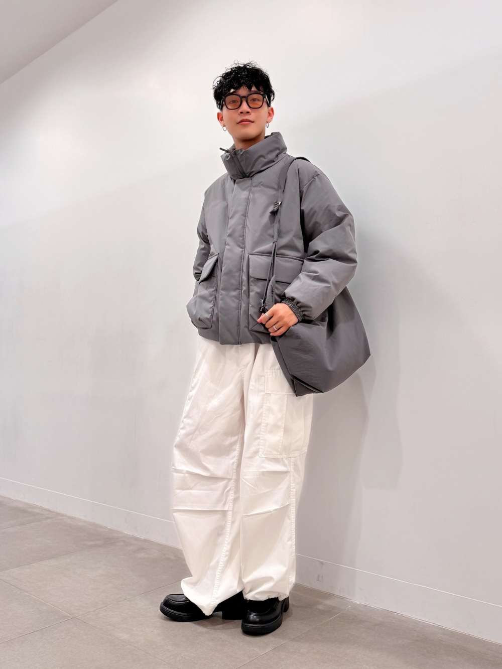 ヒートパデッドスタンドブルゾン、スーパーワイドカーゴパンツ」の着用