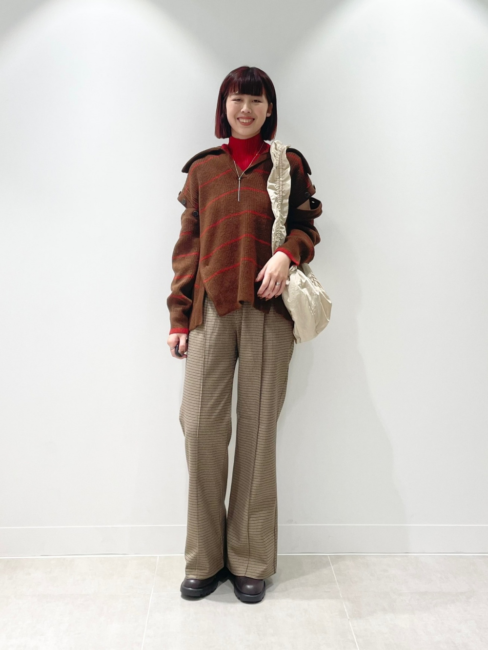 ボーダーセーラーカラーセーター by rokh、ジーンズ by rokh」の着用