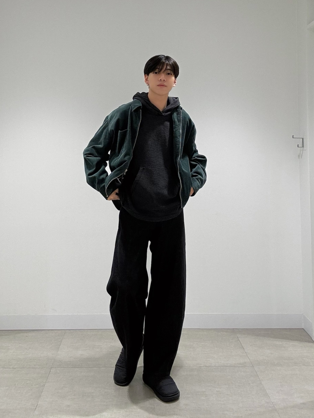 コーデュロイジップアップシャツ、コーデュロイバギーパンツ(丈標準