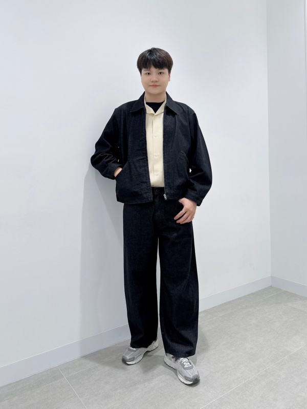 トラックパンツ、デニムジップアップジャケットのコーディネート・着用