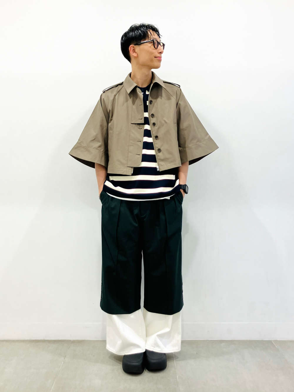 ショートケープコート by rokh、ワイドジーンズ by rokh」の着用