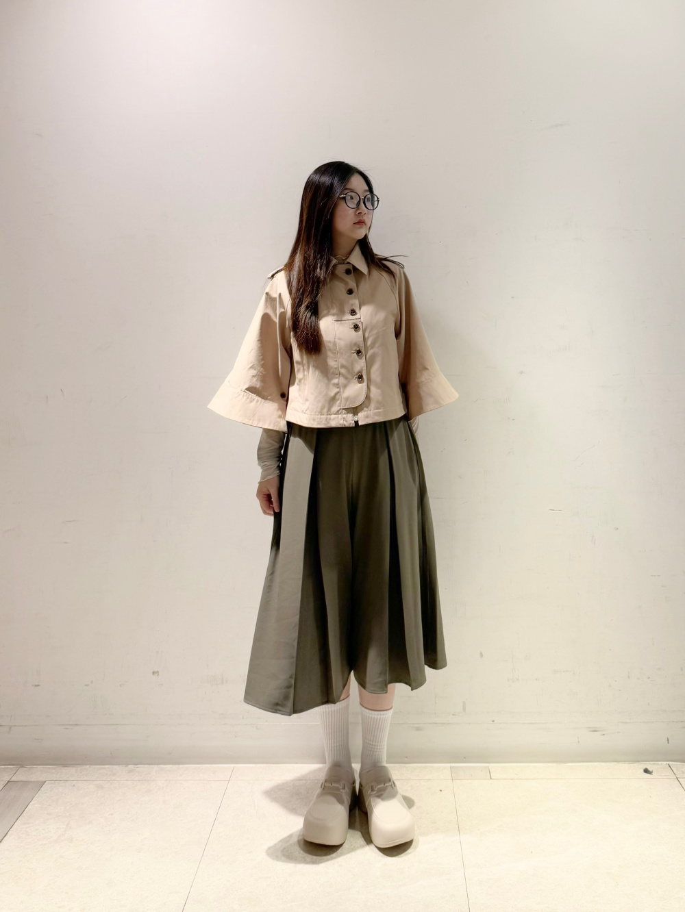 ショートケープコート by rokh、ドレープキュロッツQ」の着用