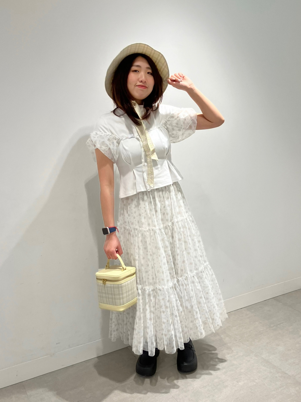 リブポロセーター(7分袖) by rokh、チュールスカート by rokh」の着用