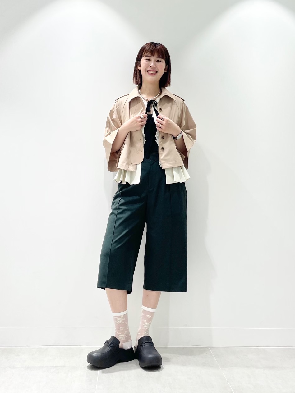 ボレロセットT by rokh、ショートケープコート by rokh」の着用