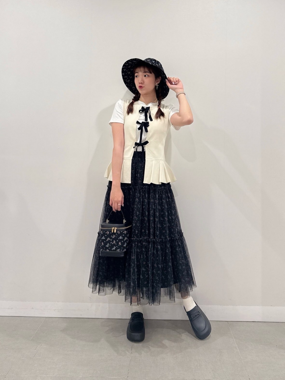 GU　ロク　 黒地小花柄バケットハット、ノースリーブリボンニット黒　2点セット フロントリボンセーター(ノースリーブ) by rokh、ワイドジーンズ