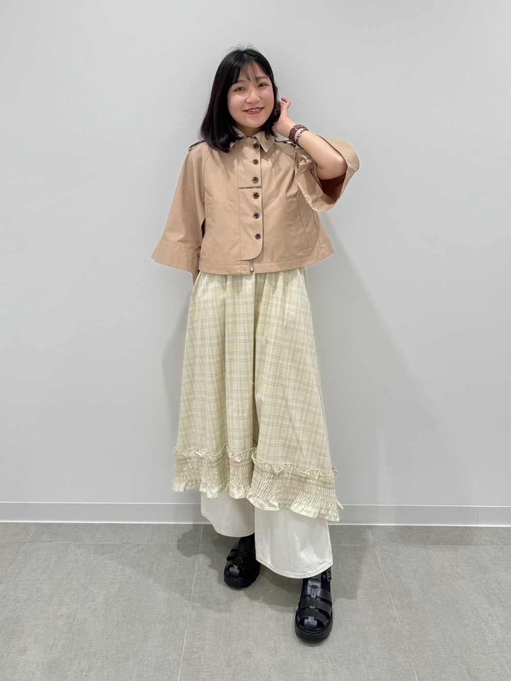 ボレロセットT by rokh、ショートケープコート by rokh」の着用