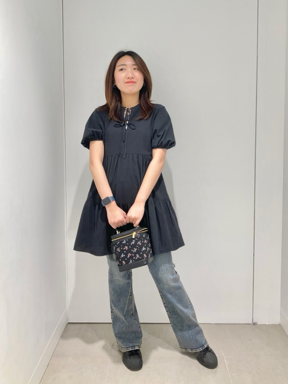 ショートケープコート by rokh、ワイドジーンズ by rokh」の着用