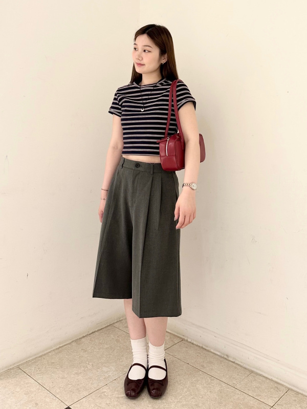 リブマルチボーダーミニT、バミューダショートパンツのコーディネート