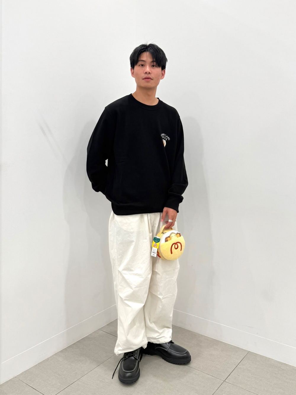 スウェットプルオーバー Kirby、ワイドパラシュートパンツ」の
