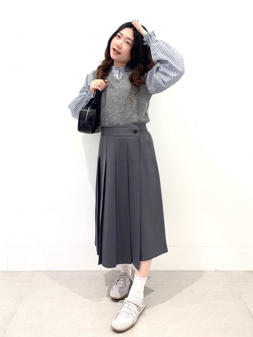 パフニット2ピースカーディガン、フリルネックブラウス」の着用