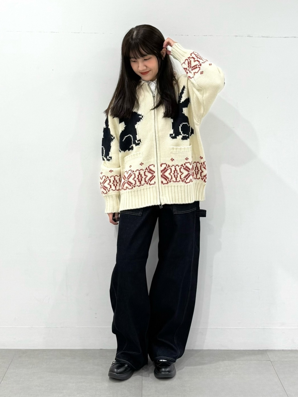 フルジップニットジャケット by rokh、フリルネックブラウス」の着用