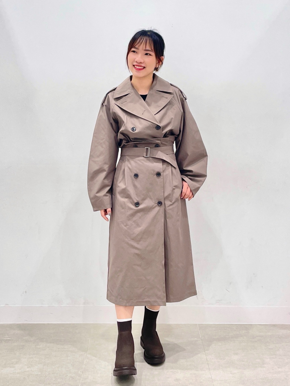 ショートトレンチコート by rokh、ドライミニT OS+EC」の着用