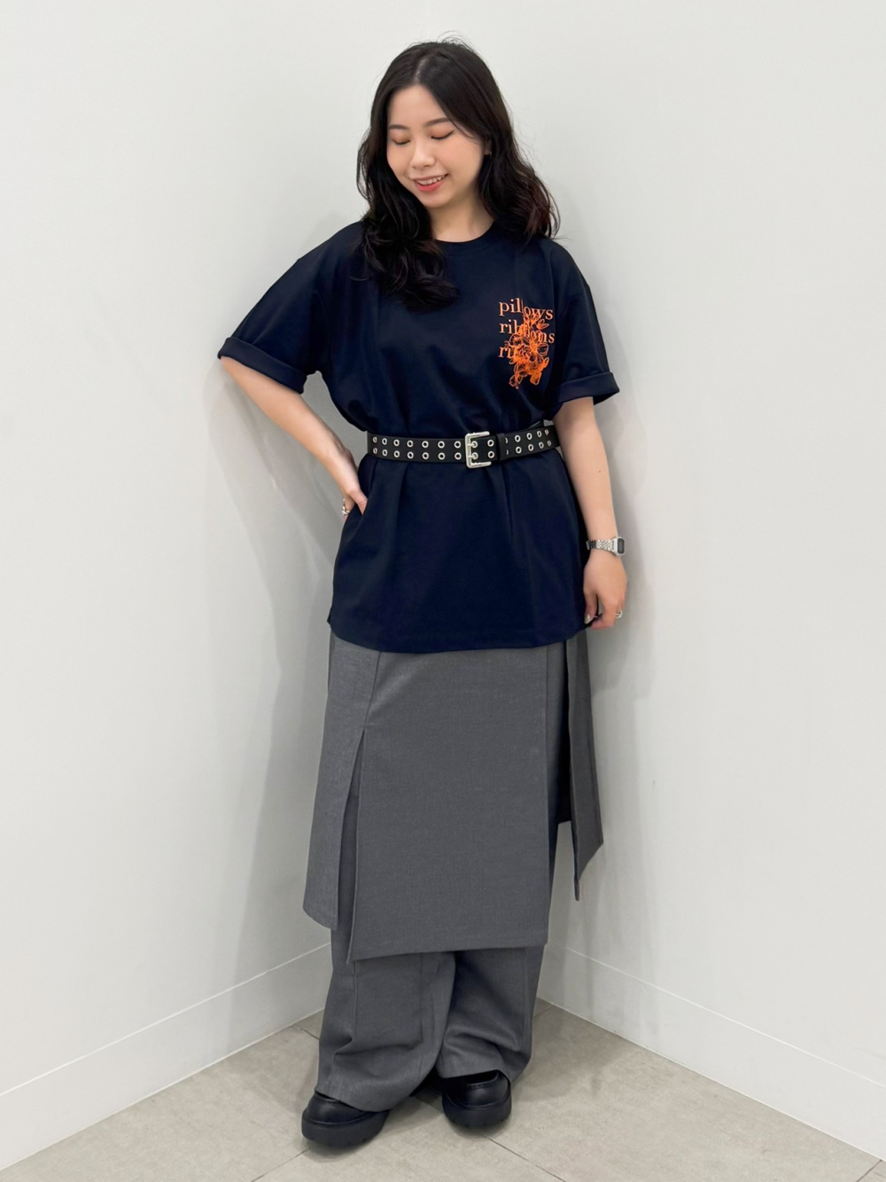 TROVE 21SS「HOUI WRAP PANTS」3 ネイビー ラップパンツ グラフィックT by rokh +X、ラップパンツ by rokh +X」の着用