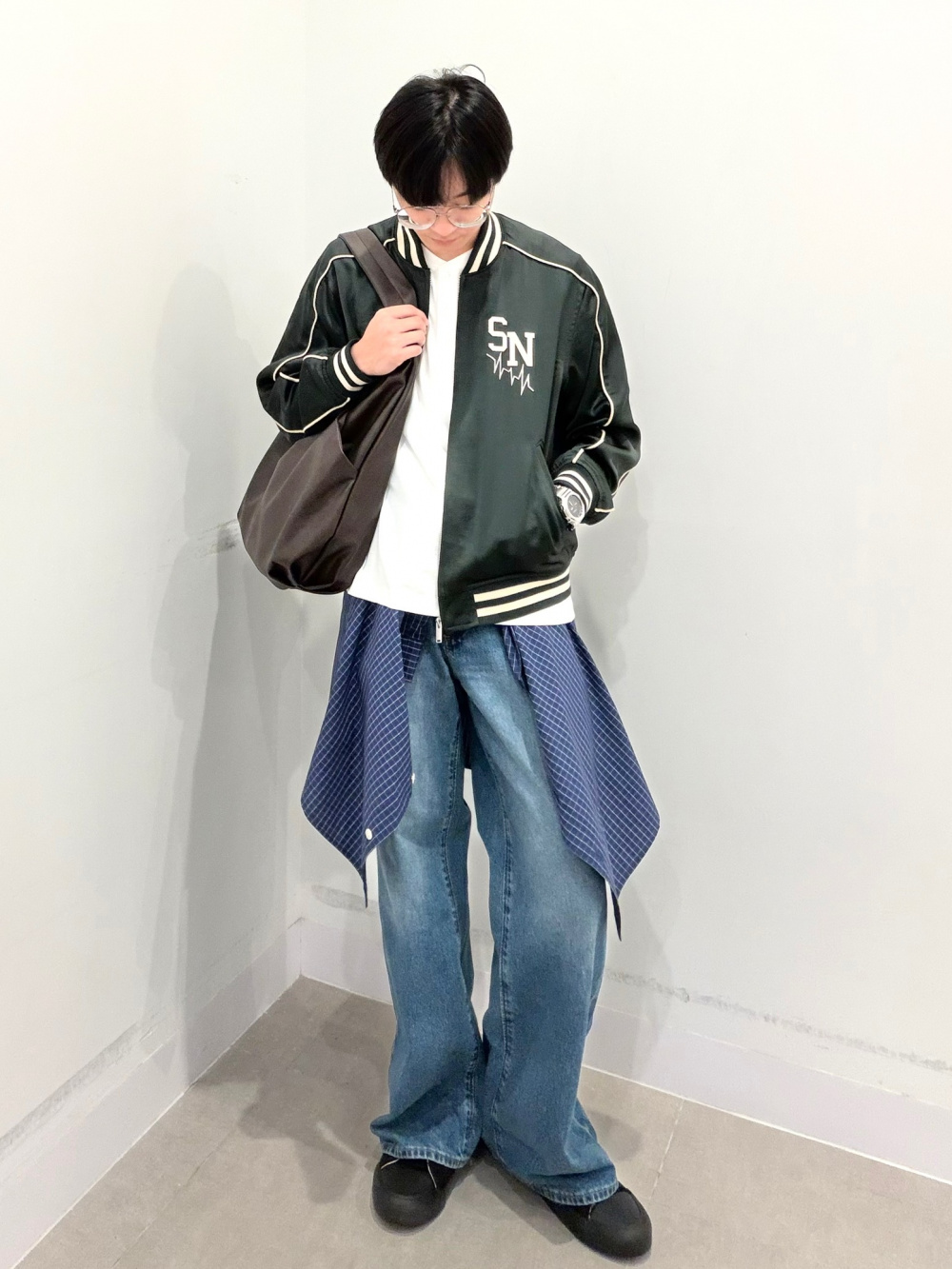 ヘンリーネックT、サテンリブブルゾン UNDERCOVER」の着用 