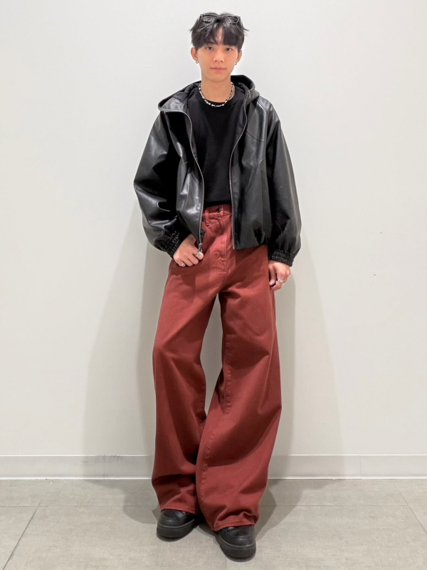 Super Wide Jeans/PF、Nylon Combination Flat Sole Sneakers/ST」的穿