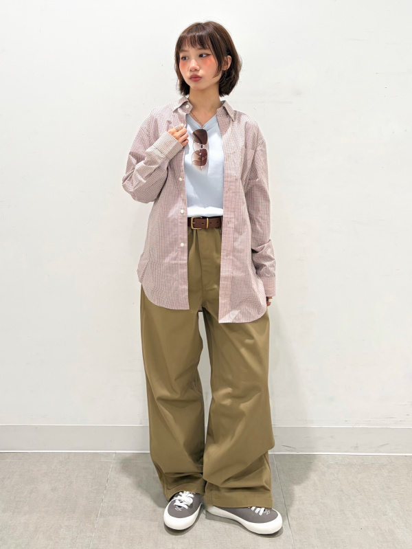 Crew Neck Sweater/Sleeveless/ST、Color Canvas Sneakers/PF」的穿搭