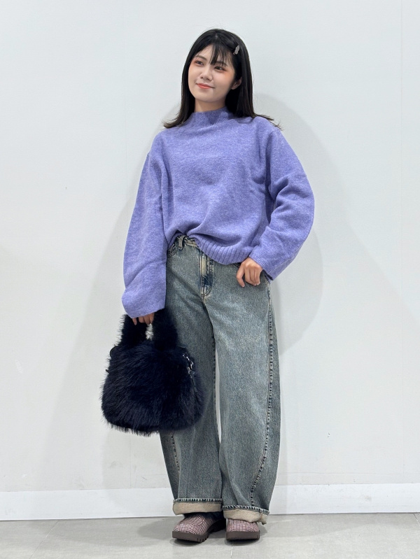 Puffy Touch Knit Crew Neck Sweater/CL、3D Barrel Jeans/UL」的穿搭