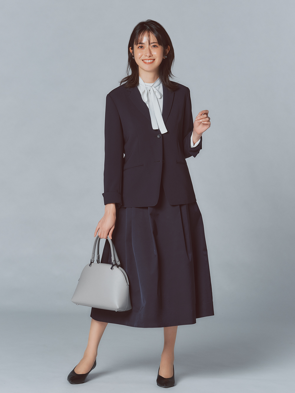 ダークカラーのジャケットとスカートのコーデ