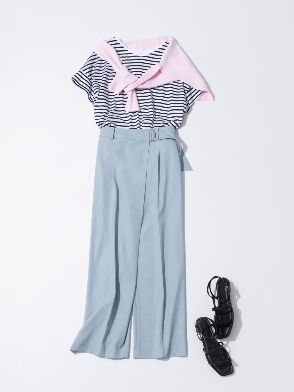 ボーダーのカットソーにラップデザインのパンツを合わせたマリンルック