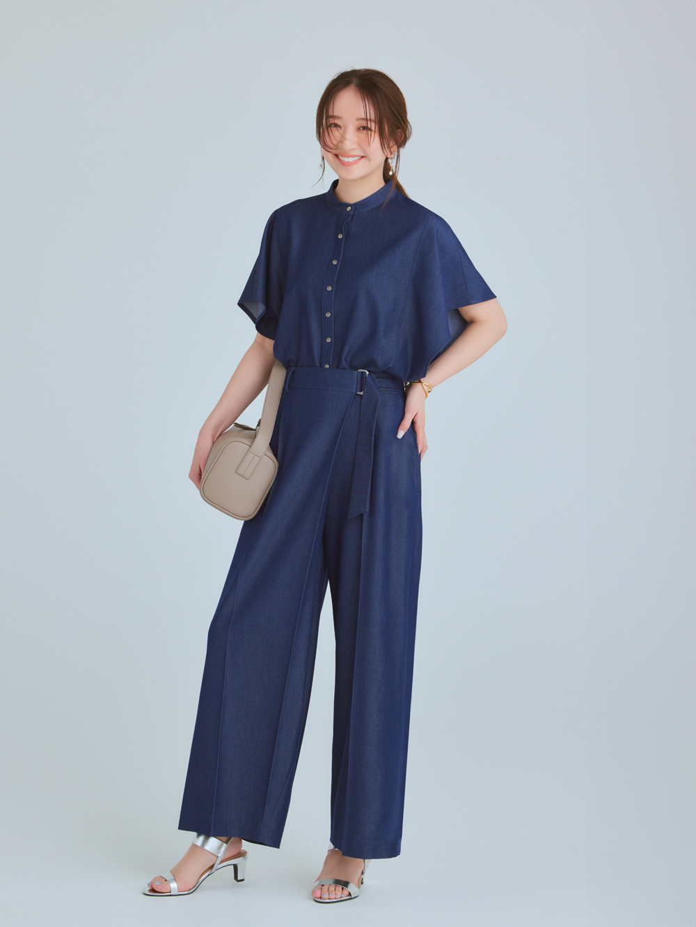 デニムとニットTシャツ、カーディガンのワントーンコーデ