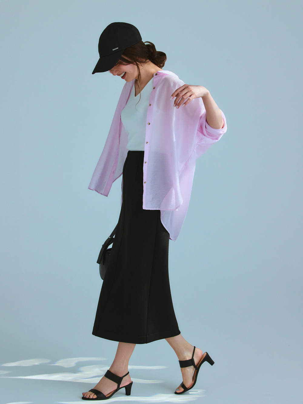 ピンクのシアーシャツにホワイトのインナーを合わせたコーデ