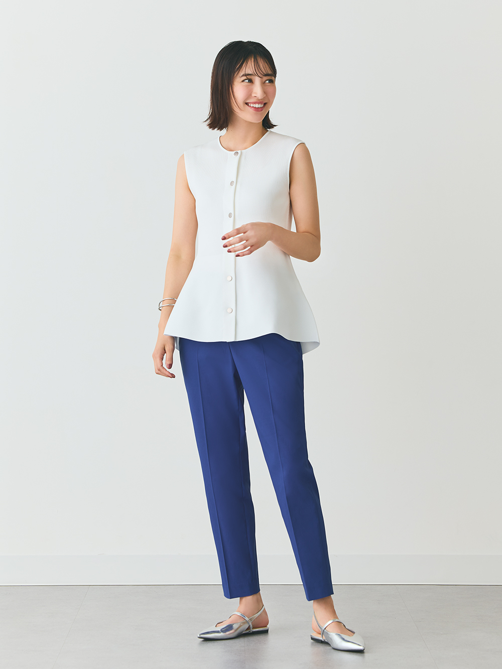 青のスティックパンツにペプラムのブラウスを合わせたコーデ