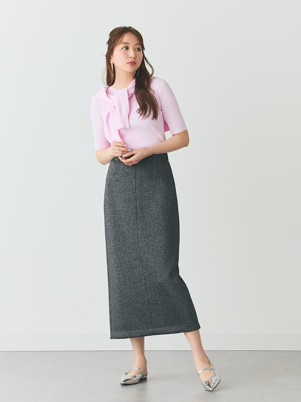 骨格ウェーブおすすめのフリルスリーブトップスにタイトスカートを合わせたコーデ