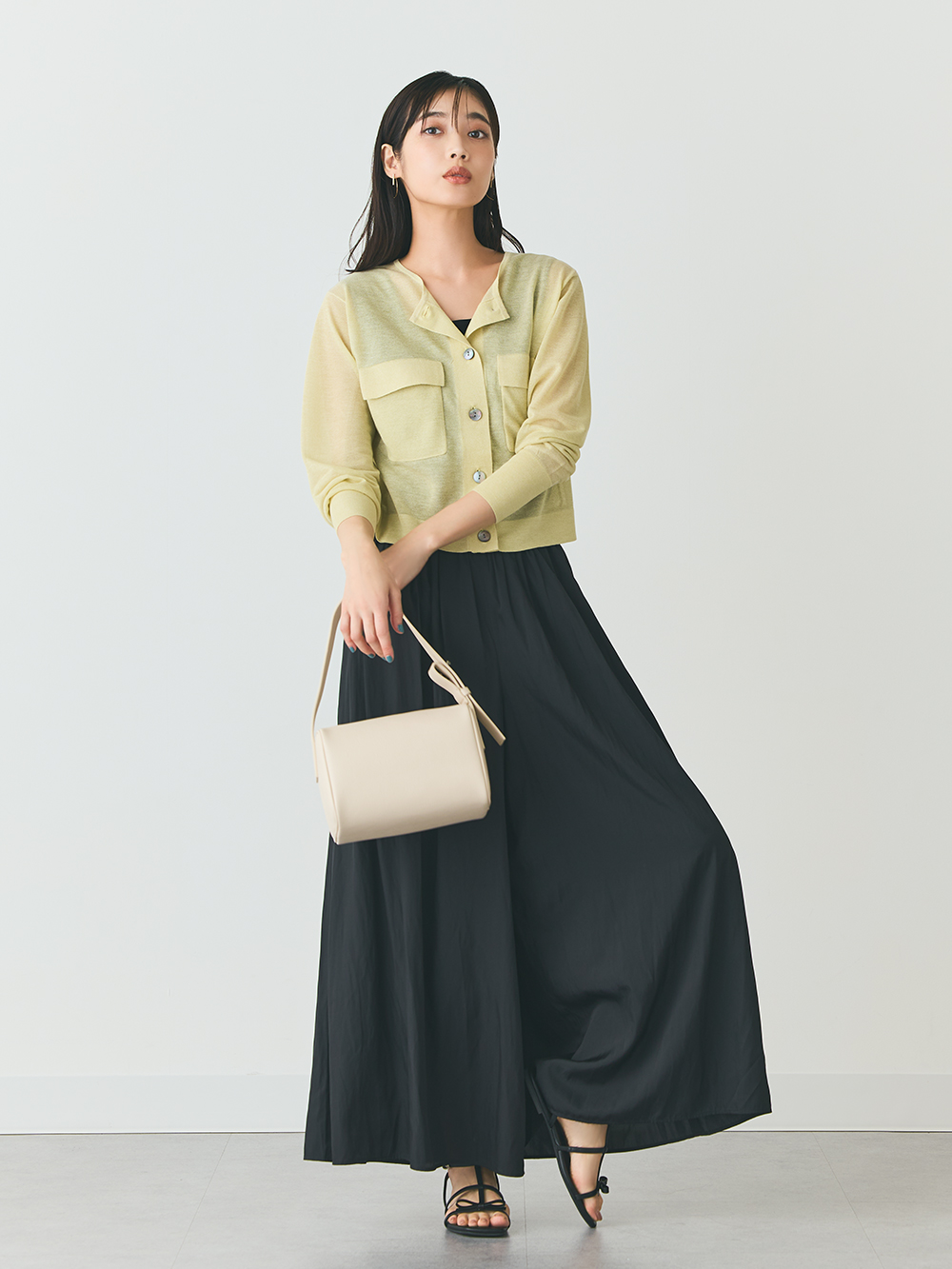 シアーのカーディガンを使ったコーデ