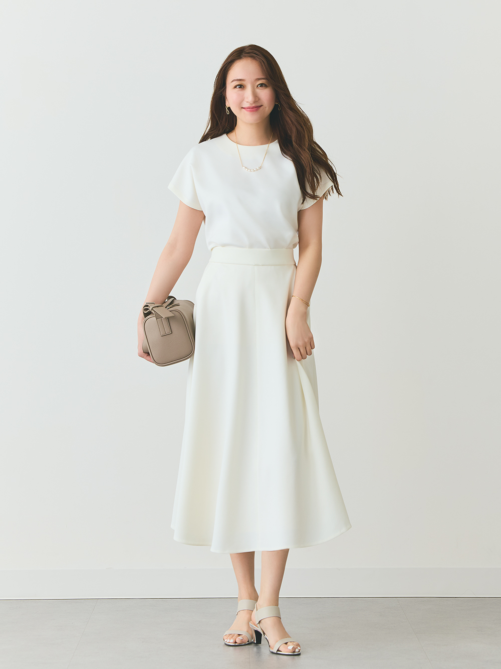 コンパクトなトップスにフレアスカートを合わせた、フィット＆フレアなAラインコーデ